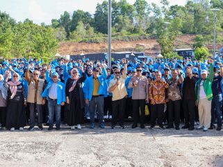 Wakil Gubernur Kepri Nyanyang Haris Pratamura bersama mahasiswa Universitas Raja Haji (UMRAH) peserta KKN Gelombang II Tahun 2026, Sabtu (1/8/2026). 