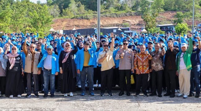 Wakil Gubernur Kepri Nyanyang Haris Pratamura bersama mahasiswa Universitas Raja Haji (UMRAH) peserta KKN Gelombang II Tahun 2026, Sabtu (1/8/2026). 