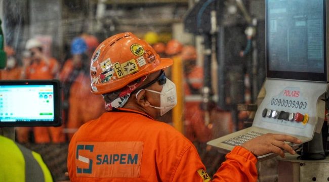 Seorang pekerja di proyek pemotongan baja di PT Saipem Indonesia Karimun Yard. Kepala Perwakilan BI Provinsi Kepri, Rony Widijarto menyampaikan sektor industri masih menjadi penopang utama pertumbuhan ekonomi di Kepulauan Riau. (Dokumen DISKOMINFO KEPRI/Ziqri)