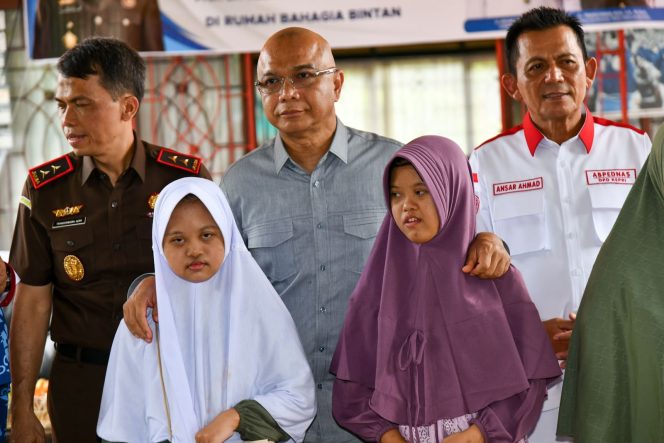 
					JAM-Intel Kejagung RI, Reda Manthovani didampingi Gubernur Kepri Ansar Ahmad saat berkunjung ke Rumah Bahagia, Bintan, Rabu (26/8/2026).