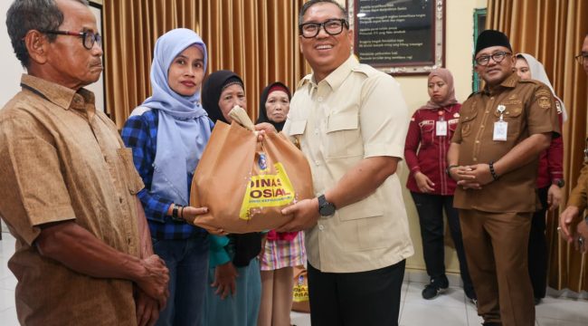 Wakil Gubernur Kepulauan Riau Nyanyang Haris Pratamura menyerahkan paket sembako kepada masyarakat Kota Tanjungpinang, Selasa (4/8/2026). Sebanyak 500 paket diserahkan secara simbolis bertempat di Kantor Camat Tanjungpinang Timur.