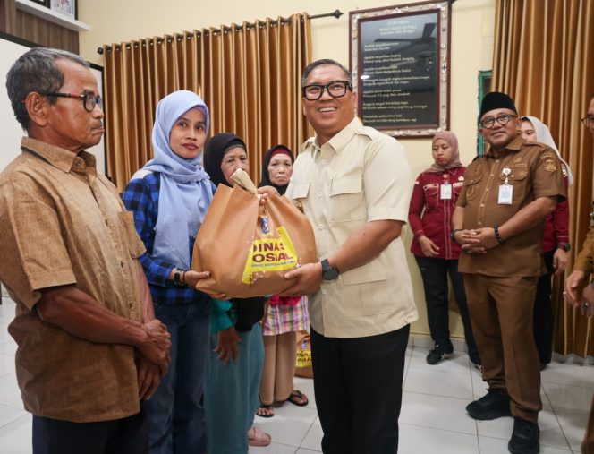 
					Wakil Gubernur Kepulauan Riau Nyanyang Haris Pratamura menyerahkan paket sembako kepada masyarakat Kota Tanjungpinang, Selasa (4/8/2026). Sebanyak 500 paket diserahkan secara simbolis bertempat di Kantor Camat Tanjungpinang Timur.