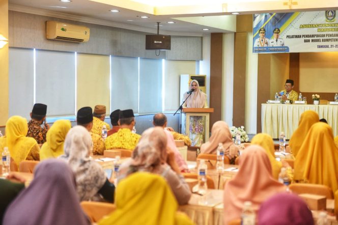
					Ketua TP PKK Kepri, Dewi Kumalasari Ansar memberikan kata sambutan pada kegiatan Pelatihan Pendamping Pengawasan Sekolah diselenggarakan APSI Bintan, Jumat (21/8/2026). 
