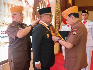 Wakil Gubernur Kepri, Nyanyang Haris Pratamura menerima Anugerah Bintang veteran RI yang disematkan oleh Sekjen DPP Legiun Veteran RI Laksamana Madya TNI (Purn) Djoko Sumaryono pada peringatan Hari Veteran Nasional tingkat Provinsi Kepri di Aula Wan Seri Beni, Dompak, Tanjungpinang. 