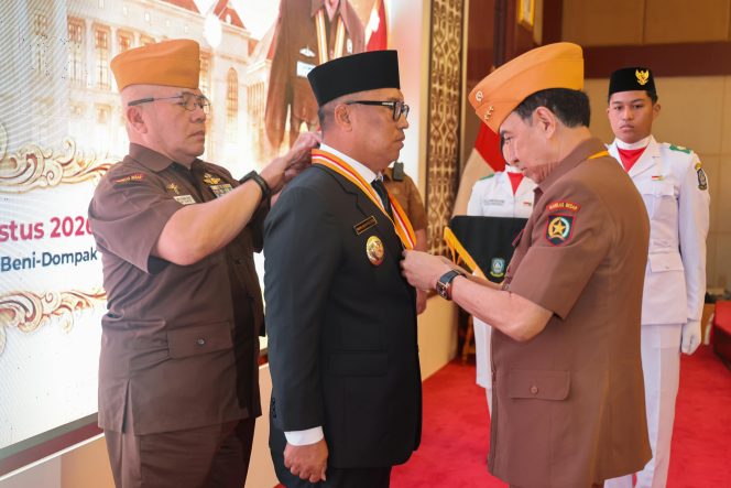
					Wakil Gubernur Kepri, Nyanyang Haris Pratamura menerima Anugerah Bintang veteran RI yang disematkan oleh Sekjen DPP Legiun Veteran RI Laksamana Madya TNI (Purn) Djoko Sumaryono pada peringatan Hari Veteran Nasional tingkat Provinsi Kepri di Aula Wan Seri Beni, Dompak, Tanjungpinang. 