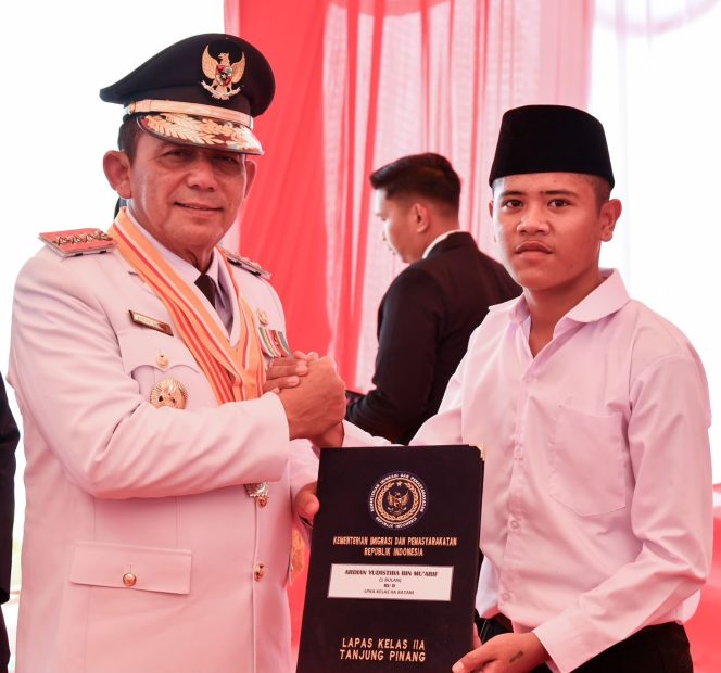 
					Gubernur Kepri Ansar Ahmad menyerahkan remisi umum kepada warga binaan Lapas Kelas II A Tanjungpinang, Senin (17/8/2026). 