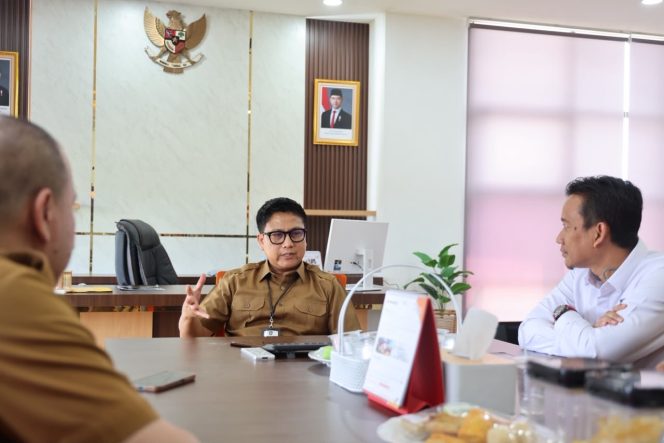 
					Kepala Dinas Kominfo Provinsi Kepri, Hendri Kurniadi dalam pertemuan bersama Tim Pusat data dan Sistem Informasi (PDSI) BP Batam di ruang kerjanya, Kantor Diskominfo Kepri, Dompak, Tanjungpinang, Selasa (18/8/2026).