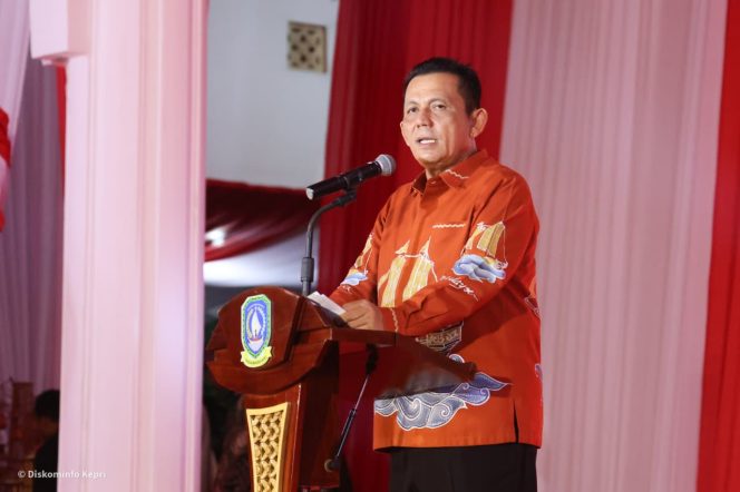 
					Gubernur Kepri Ansar Ahmad menyampaikan sambutan pada Malam Ramah Tamah dan Hiburan Peringatan HUT ke-81 RI di Gedung Daerah, Tanjungpinang, Senin (17/8/2026) malam. Gubernur Ansar mengajak seluruh warga Kepri untuk menjaga kerukunan. 