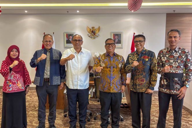 
					Wakil Gubernur Kepri, Nyanyang Haris Pratamura beraudiensi dengan Dirjen Penyelenggaraan Pos dan Informatika Kementrian KomDigi di Kantor Direktorat Jenderal Infrastruktur Digital, Menara Danareksa, Jakarta, Kamis (6/8/2026). 