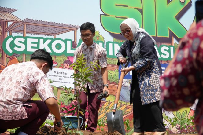 
					Perkuatan Pertahanan Pangan Sekolah, Gubernur Jatim Tinjau Program SIKAP di SMAN 2 Jombang