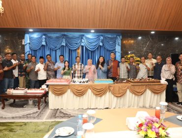 Sejumlah pejabat Forkopimda Batam bersama Wali Kota Batam, Amsakar Achmad, usai memberi kejutan di HUT ke-58 di Wisma Batam, Sekupang, Sabtu (1/8/2026). (Dok Humas Diskominfo Batam 