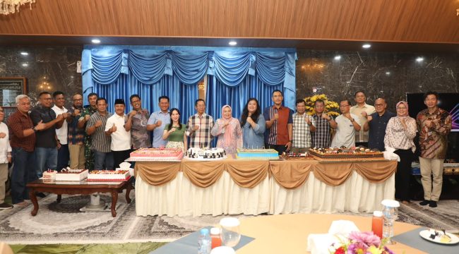 Sejumlah pejabat Forkopimda Batam bersama Wali Kota Batam, Amsakar Achmad, usai memberi kejutan di HUT ke-58 di Wisma Batam, Sekupang, Sabtu (1/8/2026). (Dok Humas Diskominfo Batam 