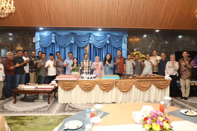 
					Sejumlah pejabat Forkopimda Batam bersama Wali Kota Batam, Amsakar Achmad, usai memberi kejutan di HUT ke-58 di Wisma Batam, Sekupang, Sabtu (1/8/2026). (Dok Humas Diskominfo Batam 