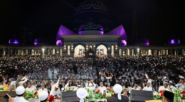 Ribuan jemaah menghadiri Kepri Bersalawat 3 di Masjid Agung Raja Hamidah, Batam Centre, Minggu (2/8/2026) malam. 
