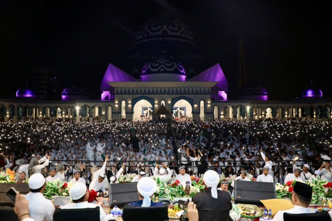 
					Ribuan jemaah menghadiri Kepri Bersalawat 3 di Masjid Agung Raja Hamidah, Batam Centre, Minggu (2/8/2026) malam. 