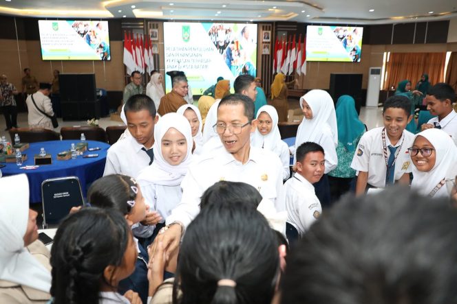 
					Sejumlah siswa menyalami Wali Kota Batam, Amsakar Achmad, di Kantor Wali Kota Batam, Senin (3/8/2026). 