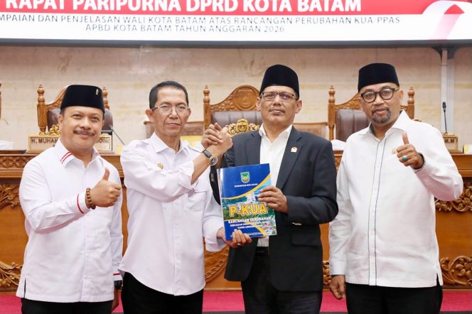 
					Wali Kota Batam, Amsakar Achmad, menyerahkan Rancangan Perubahan KUA-PPAS kepada pimpinan DPRD Batam saat Sidang Paripurna di Kantor DPRD Batam, Senin (3/8/2026). 
