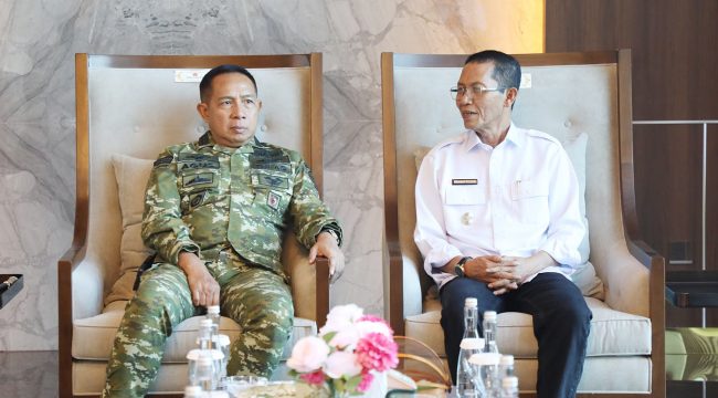 Wali Kota Batam, Amsakar Achmad, berbincang dengan Panglima TNI, Jenderal Agus Subiyanto, di Bandara Internasional Hang Nadim Batam, Senin (4/8/2026). 
