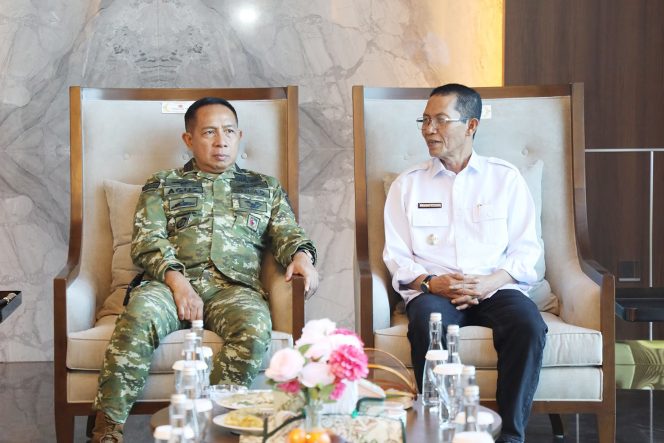 
					Wali Kota Batam, Amsakar Achmad, berbincang dengan Panglima TNI, Jenderal Agus Subiyanto, di Bandara Internasional Hang Nadim Batam, Senin (4/8/2026). 