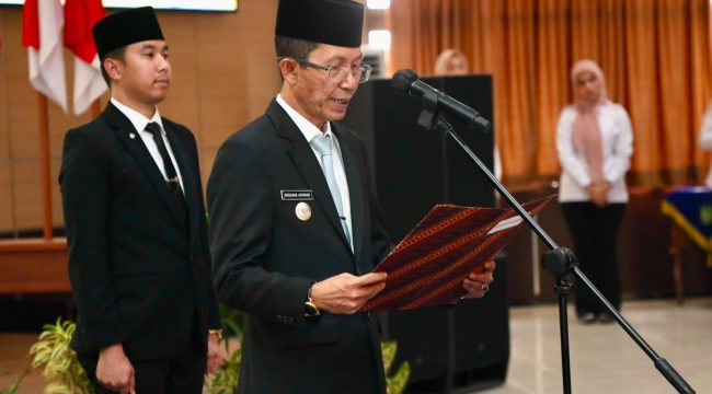 Wali Kota Batam, Amsakar Achmad, melantik sejumlah pejabat di lingkungan Pemko Batam di Kantor Wali Kota Batam, Rabu (5/8/2026). 