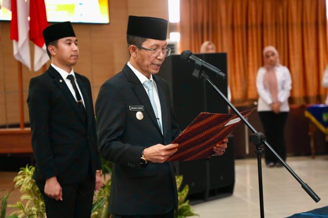 
					Wali Kota Batam, Amsakar Achmad, melantik sejumlah pejabat di lingkungan Pemko Batam di Kantor Wali Kota Batam, Rabu (5/8/2026). 