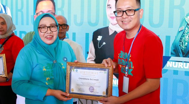 Ketua TP-PKK Batam, Erlita Amsakar, menyerahkan piagam penghargaan kepada juri Lomba Masak Serba Ikan Tingkat Kota Batam Tahun 2026 di One Batam Mall, Rabu (5/8/2026). 