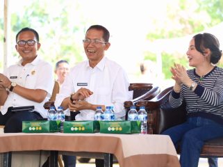 Wali Kota Batam, Amsakar Achmad, bersama Wakil Wali Kota Batam, Li Claudia Chandra, dan Kepala Disdik Batam, Hendri Arulan, menghadiri silaturahmi bersama guru dan tenaga kependidikan di Dataran Engku Putri, Batam Centre, Rabu (5/8/2026). 
