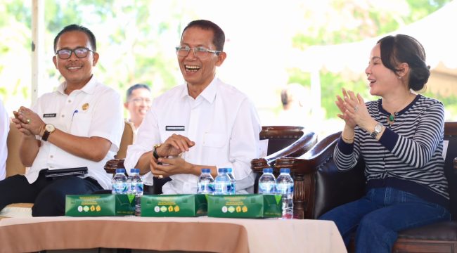 Wali Kota Batam, Amsakar Achmad, bersama Wakil Wali Kota Batam, Li Claudia Chandra, dan Kepala Disdik Batam, Hendri Arulan, menghadiri silaturahmi bersama guru dan tenaga kependidikan di Dataran Engku Putri, Batam Centre, Rabu (5/8/2026). 