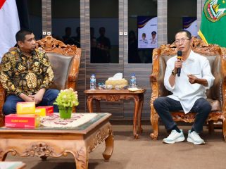 Wali Kota Batam, Amsakar Achmad, memaparkan sejumlah capaian Batam saat menerima kunjungan Komisi I DPRD Kota Dumai di Kantor Wali Kota Batam, Kamis (6/8/2026). 
