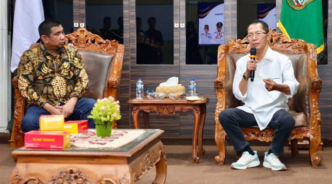 Wali Kota Batam, Amsakar Achmad, memaparkan sejumlah capaian Batam saat menerima kunjungan Komisi I DPRD Kota Dumai di Kantor Wali Kota Batam, Kamis (6/8/2026). 