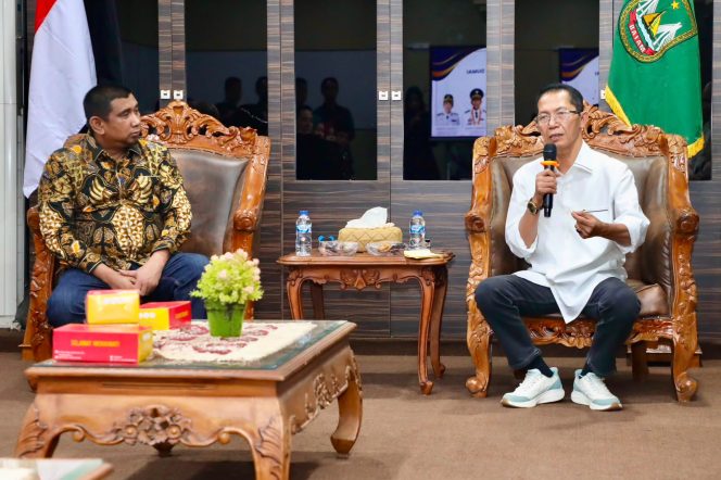 
					Wali Kota Batam, Amsakar Achmad, memaparkan sejumlah capaian Batam saat menerima kunjungan Komisi I DPRD Kota Dumai di Kantor Wali Kota Batam, Kamis (6/8/2026). 