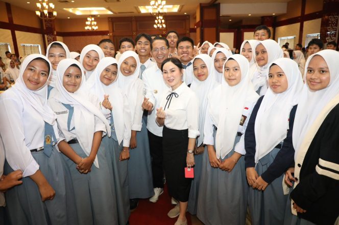 
					Wali Kota Batam, Amsakar Achmad dan Wakil Wali Kota Batam, Li Claudia Chandra, bersama sejumlah pelajar saat sosialisasi beasiswa perguruan tinggi, belum lama ini.