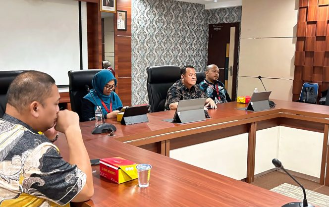 
					Kepala BRIDA Batam, Efrius, memimpin penilaian Nominator BIA 2026 di Kantor Wali Kota Batam, belum lama ini. 