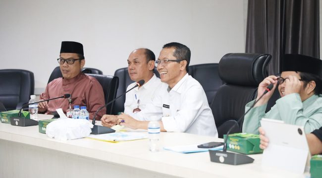 Wali Kota Batam, Amsakar Achmad, mengikuti penilaian pemerintah daerah berprestasi dalam implementasi Program 3 Juta Rumah secara virtual dari Kantor Wali Kota Batam, Jumat (7/8/2026). 