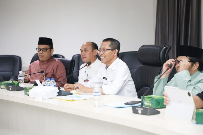 
					Wali Kota Batam, Amsakar Achmad, mengikuti penilaian pemerintah daerah berprestasi dalam implementasi Program 3 Juta Rumah secara virtual dari Kantor Wali Kota Batam, Jumat (7/8/2026). 
