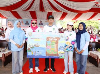 Wali Kota Batam, Amsakar Achmad, bersama Wakil Wali Kota Batam, Li Claudia Chandra, dan Ketua TP-PKK Batam, Erlita Amsakar, menerima suara hati anak saat peringatan HAN 2026 di Dataran Engku Putri Batamcentre, Sabtu (8/8/2026). 