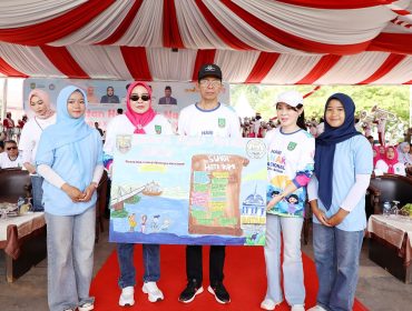 Wali Kota Batam, Amsakar Achmad, bersama Wakil Wali Kota Batam, Li Claudia Chandra, dan Ketua TP-PKK Batam, Erlita Amsakar, menerima suara hati anak saat peringatan HAN 2026 di Dataran Engku Putri Batamcentre, Sabtu (8/8/2026). 