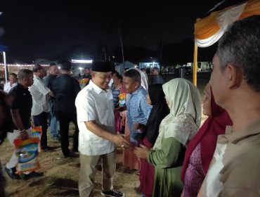Ketua DPRD Provinsi Kepri Iman Sutiawan poto bersama sekaligus penyerahan sembako secara simbolis kepada warga, Pada 9 Agustus 2026,