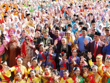 Wali Kota Batam, Amsakar Achmad, dan Wakil Wali Kota Batam, Li Claudia Chandra, bersama peserta didik, belum lama ini. 