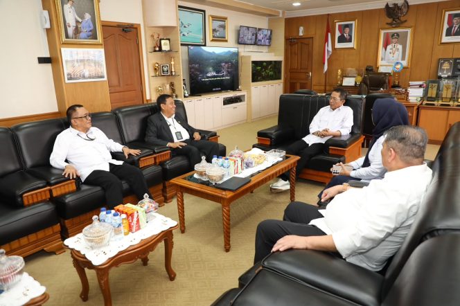 
					Wali Kota Batam, Amsakar Achmad, menerima kunjungan kerja Kepala PN Batam yang baru, Arizal Anwar, bersama mantan Kepala PN Batam, Tiwik, di Kantor Wali Kota Batam, Senin (10/8/2026). 