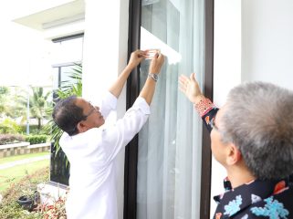 Wali Kota Batam, Amsakar Achmad, menempelkan stiker usai Sensus Ekonomi 2026 di kediamannya di Batamcentre, belum lama ini. 