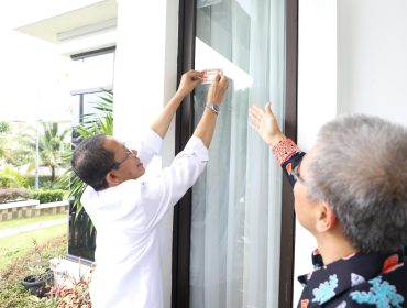 Wali Kota Batam, Amsakar Achmad, menempelkan stiker usai Sensus Ekonomi 2026 di kediamannya di Batamcentre, belum lama ini. 