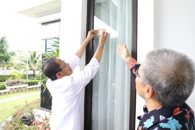
					Wali Kota Batam, Amsakar Achmad, menempelkan stiker usai Sensus Ekonomi 2026 di kediamannya di Batamcentre, belum lama ini. 