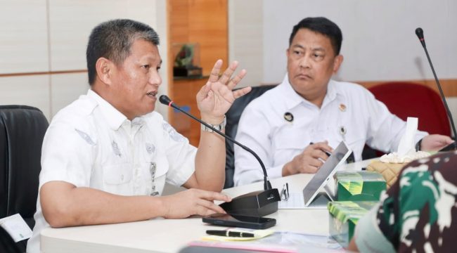 Sekda Batam, Firmansyah, menyampaikan pemaparan dalam Rapat Koordinasi Analisis Capaian Pemanfaatan IKD dalam Mendukung Perluasan Program Perlindungan Sosial di Provinsi Kepulauan Riau di Kantor Wali Kota Batam, Selasa (11/8/2026).