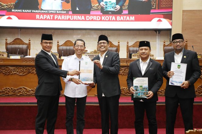 
					Wali Kota Batam, Amsakar Achmad, menyerahkan Ranperda kepada pimpinan DPRD Batam saat Sidang Paripurna di Kantor DPRD Batam, Sabtu (15/8/2026). 