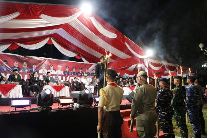
					Wali Kota Batam, Amsakar Achmad, bersama Wakil Wali Kota Batam, Li Claudia Chandra, menyaksikan penyalaan obor saat Pawai Obor/Taptu dalam rangka memperingati HUT ke-81 RI di Dataran Engku Hamidah, Batam Centre, Minggu (16/8/2026) malam. 