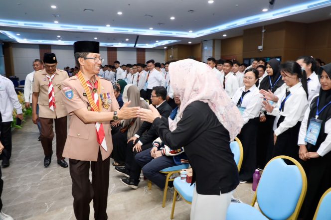 
					Wali Kota Batam, Amsakar Achmad, menyalami mahasiswa baru Politeknik Negeri Batam saat PKKMB di Auditorium Gedung Utama Politeknik Negeri Batam, Selasa (18/8/2026). 
