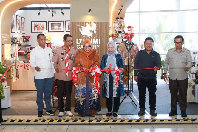 
					Wali Kota Batam, Amsakar Achmad, bersama Ketua Dekranasda Kota Batam, Erlita Amsakar, dan sejumlah pejabat meresmikan Pojok UMKM D’KUMI Galeri di Terminal Feri Internasional Sekupang, Selasa (18/8/2026). 