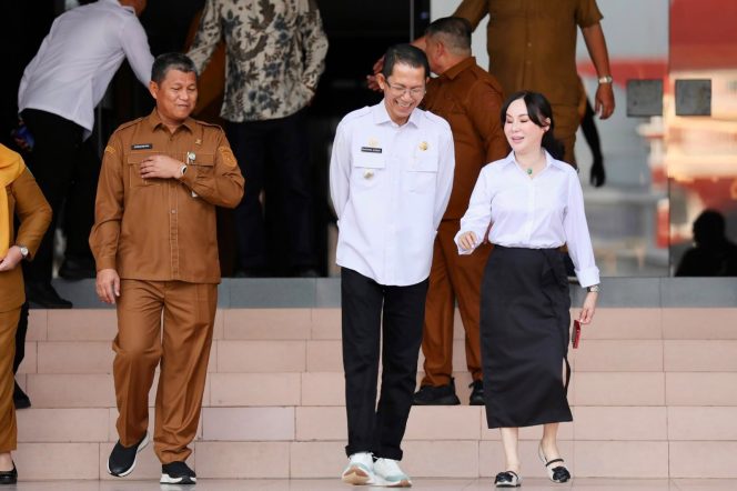 
					Wali Kota Batam, Amsakar Achmad, berbincang dengan Wakil Wali Kota Batam, Li Claudia Chandra, dan didampingi Sekda Batam, Firmansyah, belum lama ini.
