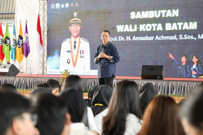 
					Sejumlah mahasiswa baru UIB berswafoto bersama Wali Kota Batam, Amsakar Achmad, saat PKKMB di Sport Hall UIB, Sabtu (22/8/2026